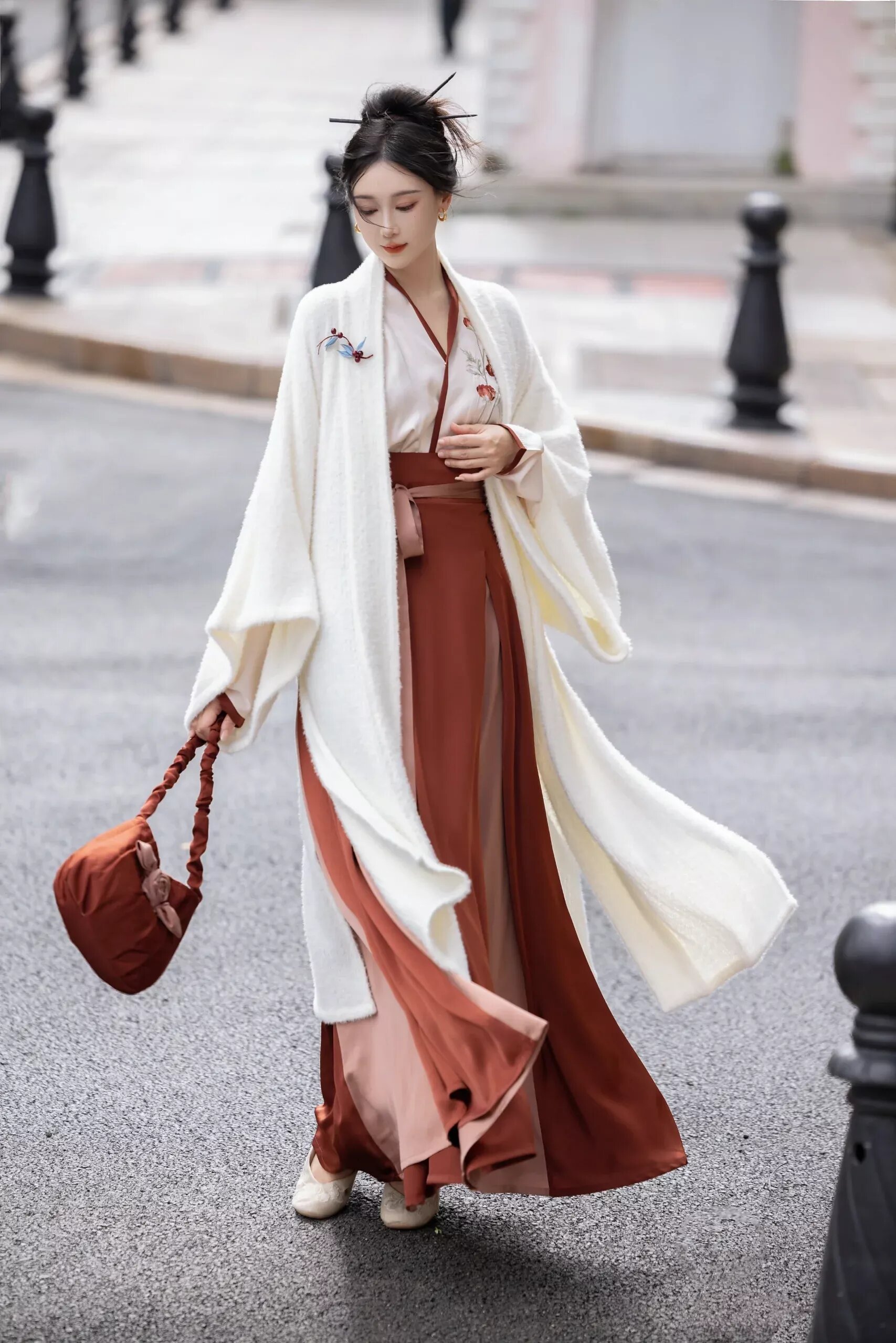 Bridal Gown and Autumn Winter Cheongsam for the Toast:A Guide to Elegant Wedding Attire Bridal Gown and Autumn Winter Cheongsam for the Toast:A Guide to Elegant Wedding Attire