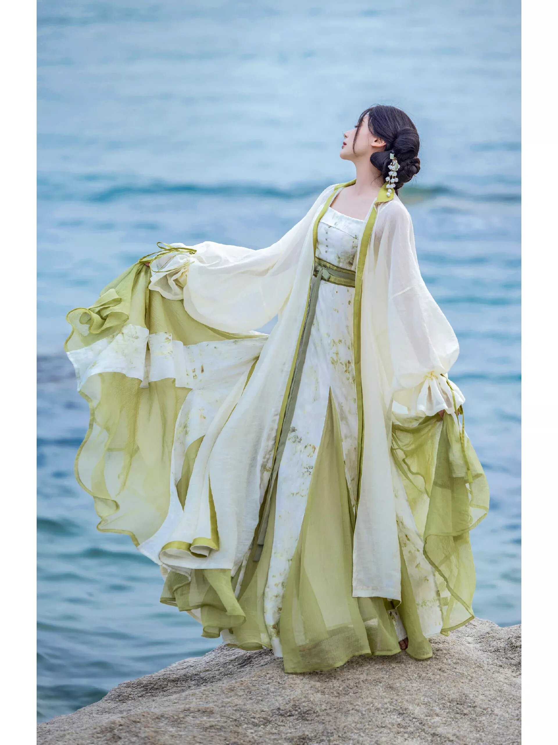 Modernizing Traditional Hanfu:The Daily Wearability of Ancient Chinese Costumes Modernizing Traditional Hanfu:The Daily Wearability of Ancient Chinese Costumes