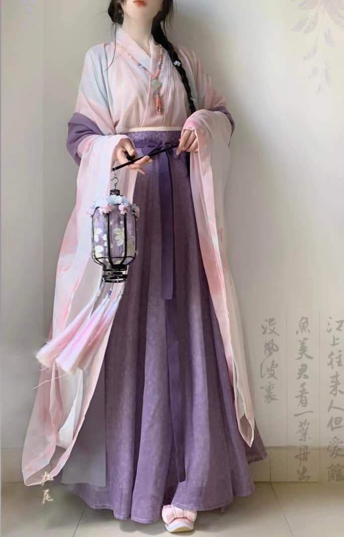 The Origin and Evolution of the Round-necked Robe in Traditional Chinese Hanfu Fashion The Origin and Evolution of the Round-necked Robe in Traditional Chinese Hanfu Fashion