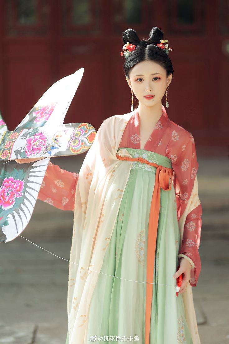 Embracing the New Sino-Chic:Cheongsams Evolution into Butterfly Elegance Embracing the New Sino-Chic:Cheongsams Evolution into Butterfly Elegance