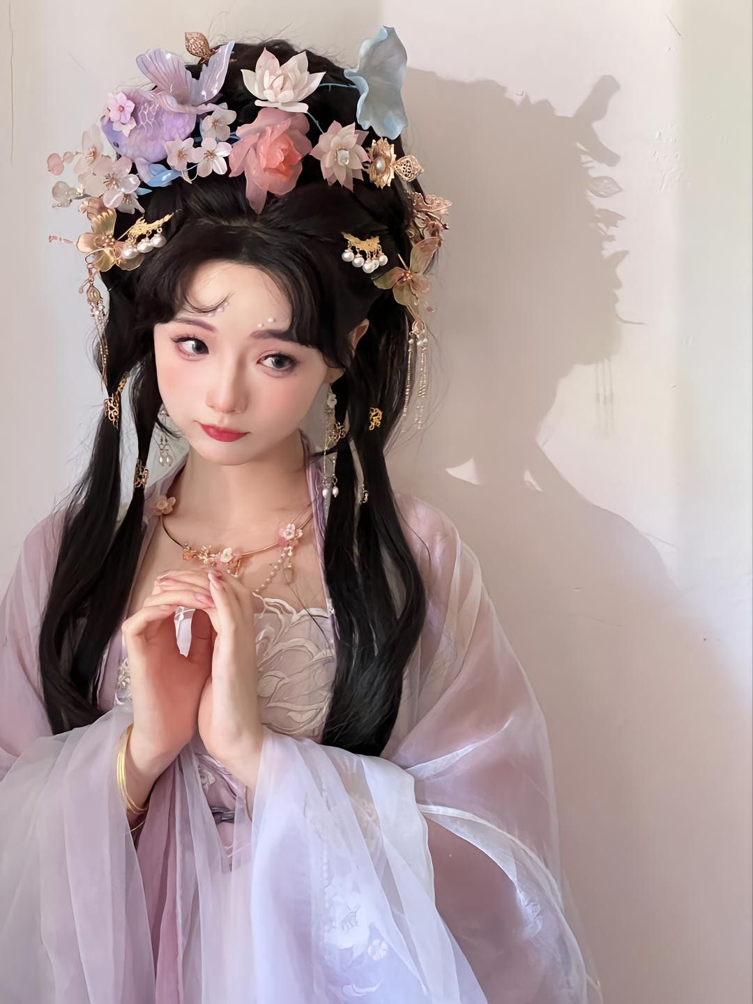 The Rise of Qipao-Clad Internet Celebrity Streamers The Rise of Qipao-Clad Internet Celebrity Streamers