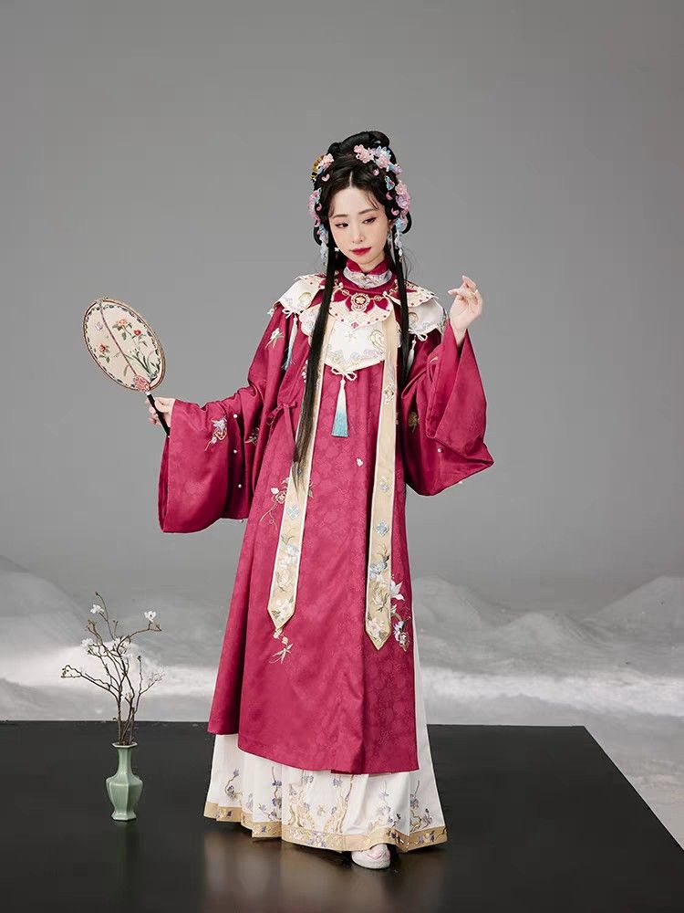 Reimagining the Cheongsam:Modernizing Traditional Qipao as a Formal Evening Gown Reimagining the Cheongsam:Modernizing Traditional Qipao as a Formal Evening Gown