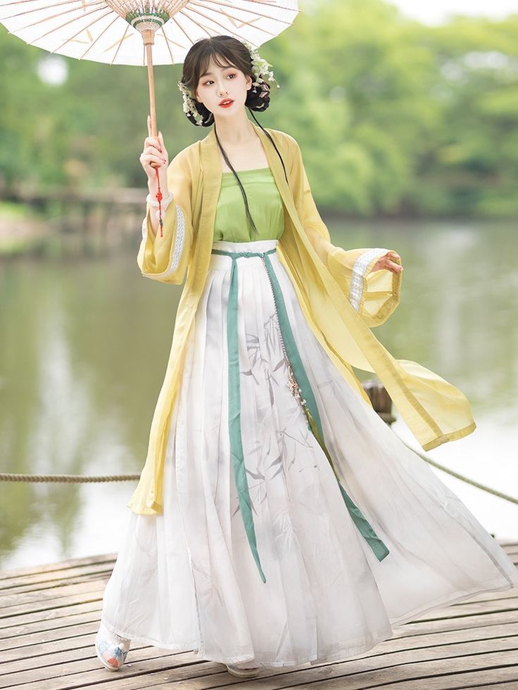 The Youthful Bride in Cheongsam and Toast Dress:A Celebration of Traditional Elegance The Youthful Bride in Cheongsam and Toast Dress:A Celebration of Traditional Elegance