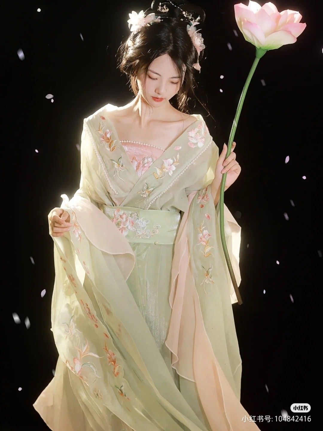 Fringes and Headdresses:Exploring the Cultural Significance of Hanfu with Tassel Decorations Fringes and Headdresses:Exploring the Cultural Significance of Hanfu with Tassel Decorations