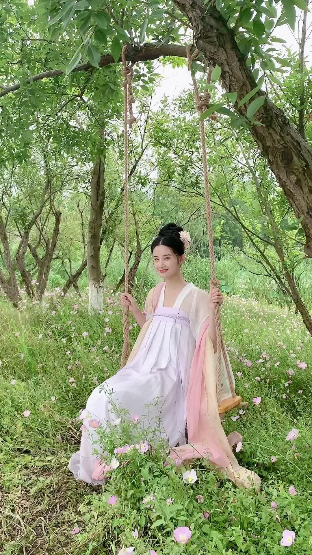 Elegant Hanfu Styles for the Modern Girl:The Revival of Traditional Chinese Fashion Elegant Hanfu Styles for the Modern Girl:The Revival of Traditional Chinese Fashion