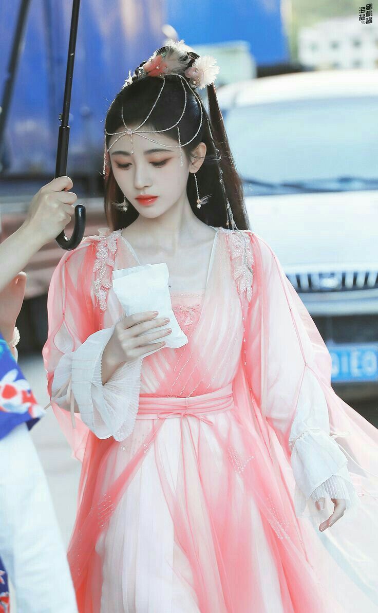 Chinese New Year Girls Traditional Hanfu Fashion:A Glimpse into the Splendor of Chinese Culture Chinese New Year Girls Traditional Hanfu Fashion:A Glimpse into the Splendor of Chinese Culture
