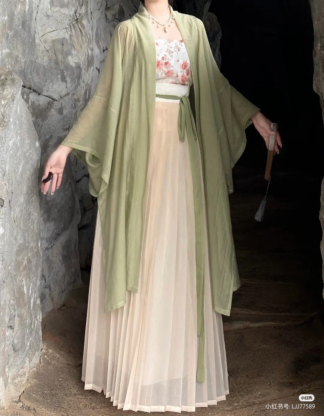 The Green-Clad Hanfu Woman:Embracing Traditional Elegance in Modern Times The Green-Clad Hanfu Woman:Embracing Traditional Elegance in Modern Times