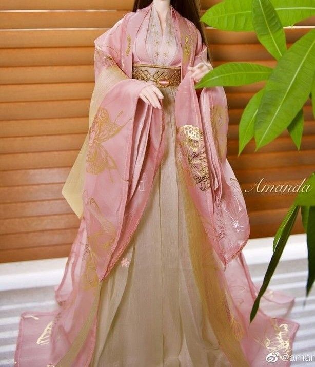 Satin Cheongsam with a Sloping Neckline:A Closer Look Satin Cheongsam with a Sloping Neckline:A Closer Look