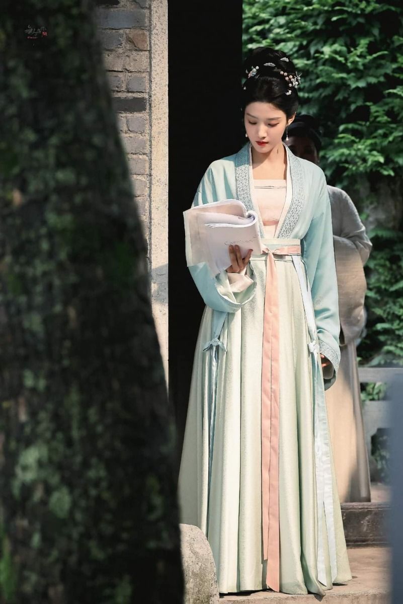 Embracing the New Sino-Modern Elegance:Black修身旗袍 Embracing the New Sino-Modern Elegance:Black修身旗袍