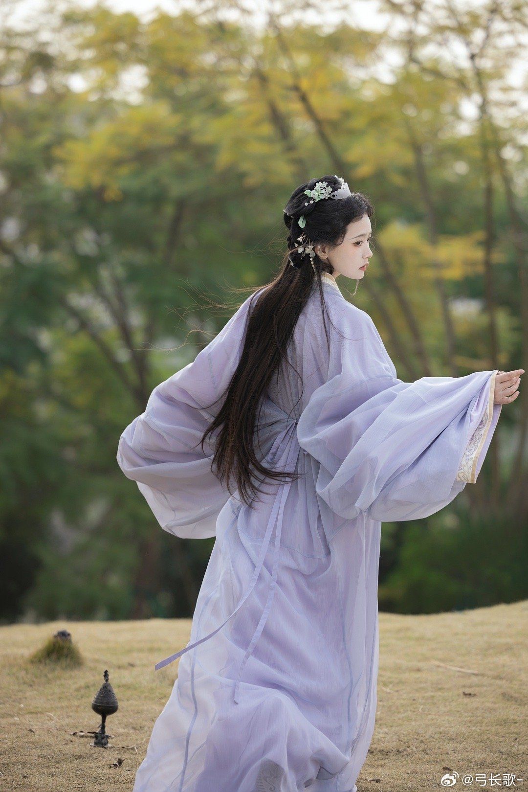 A Little Girl in Traditional Chinese Hanfu Long-sleeved Robes A Little Girl in Traditional Chinese Hanfu Long-sleeved Robes