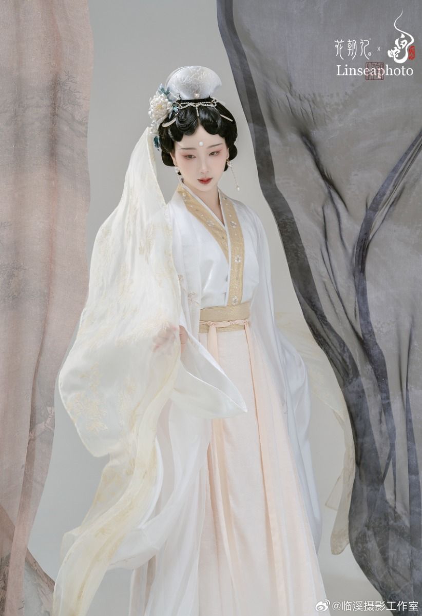 The Enchantment of Hanfu for a Six-Year-Old Girl The Enchantment of Hanfu for a Six-Year-Old Girl