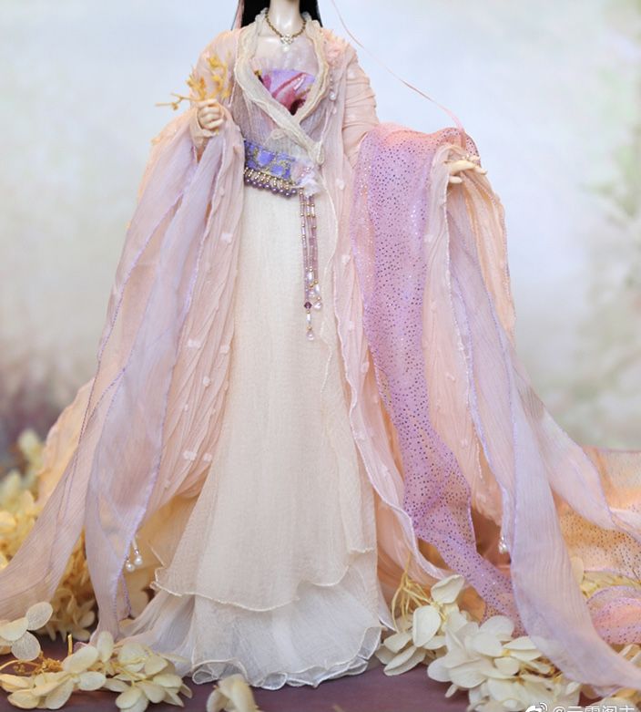 Plus Size Hanfu Fashion:Embracing the 300-Pound Body in Traditional Chinese Attire Plus Size Hanfu Fashion:Embracing the 300-Pound Body in Traditional Chinese Attire