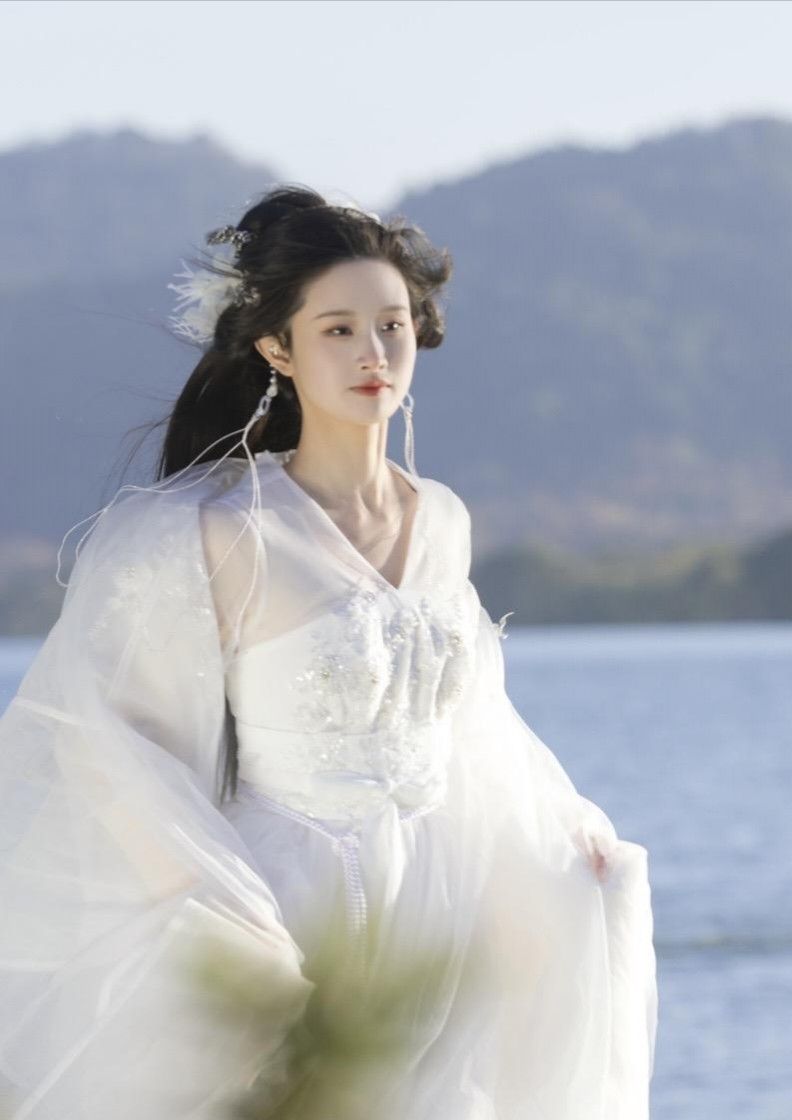 A Summer Day with a Little Purple Hanfu Girl A Summer Day with a Little Purple Hanfu Girl