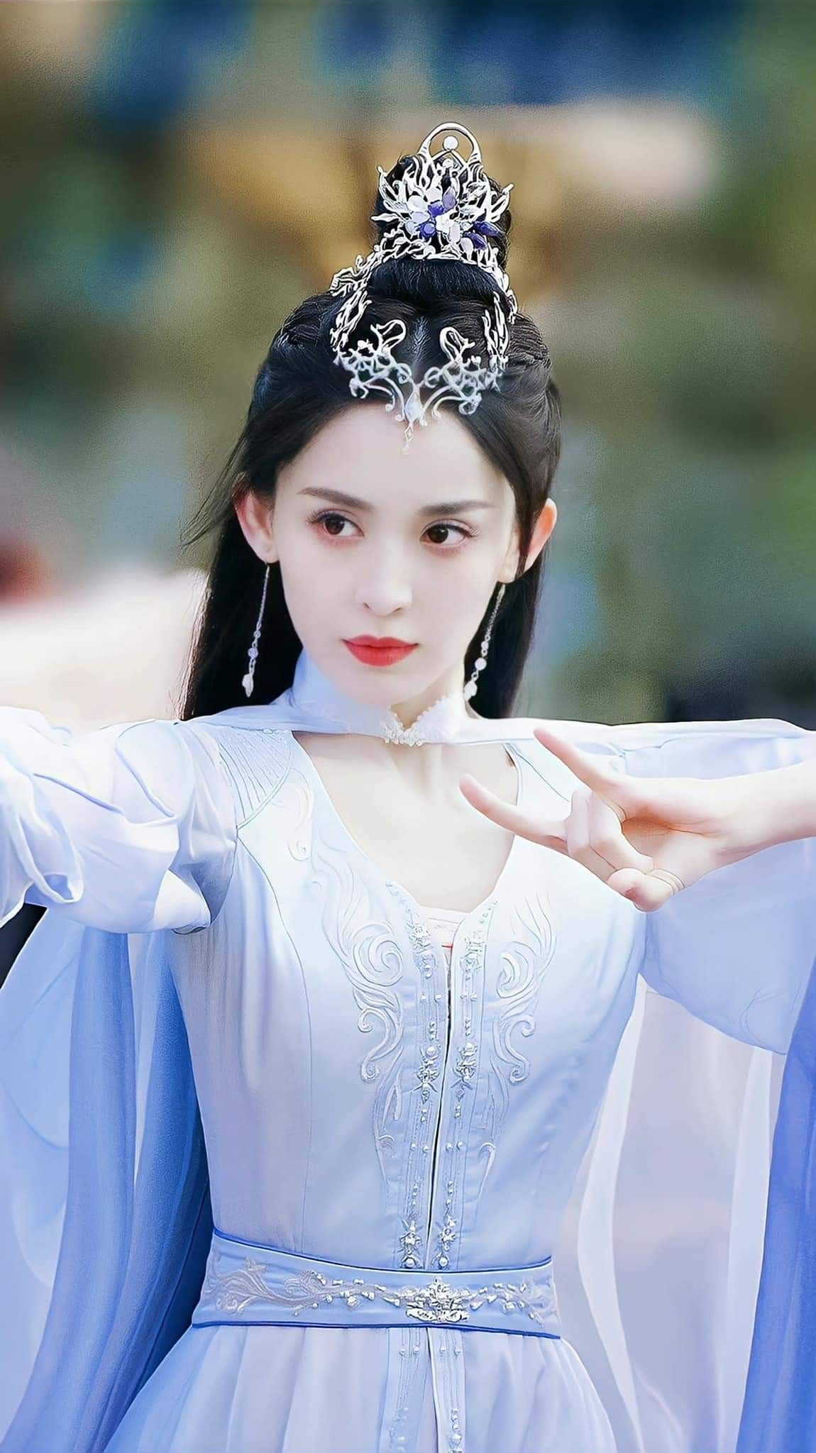 Reinventing the Cheongsam for the Spicy Girl Generation Reinventing the Cheongsam for the Spicy Girl Generation