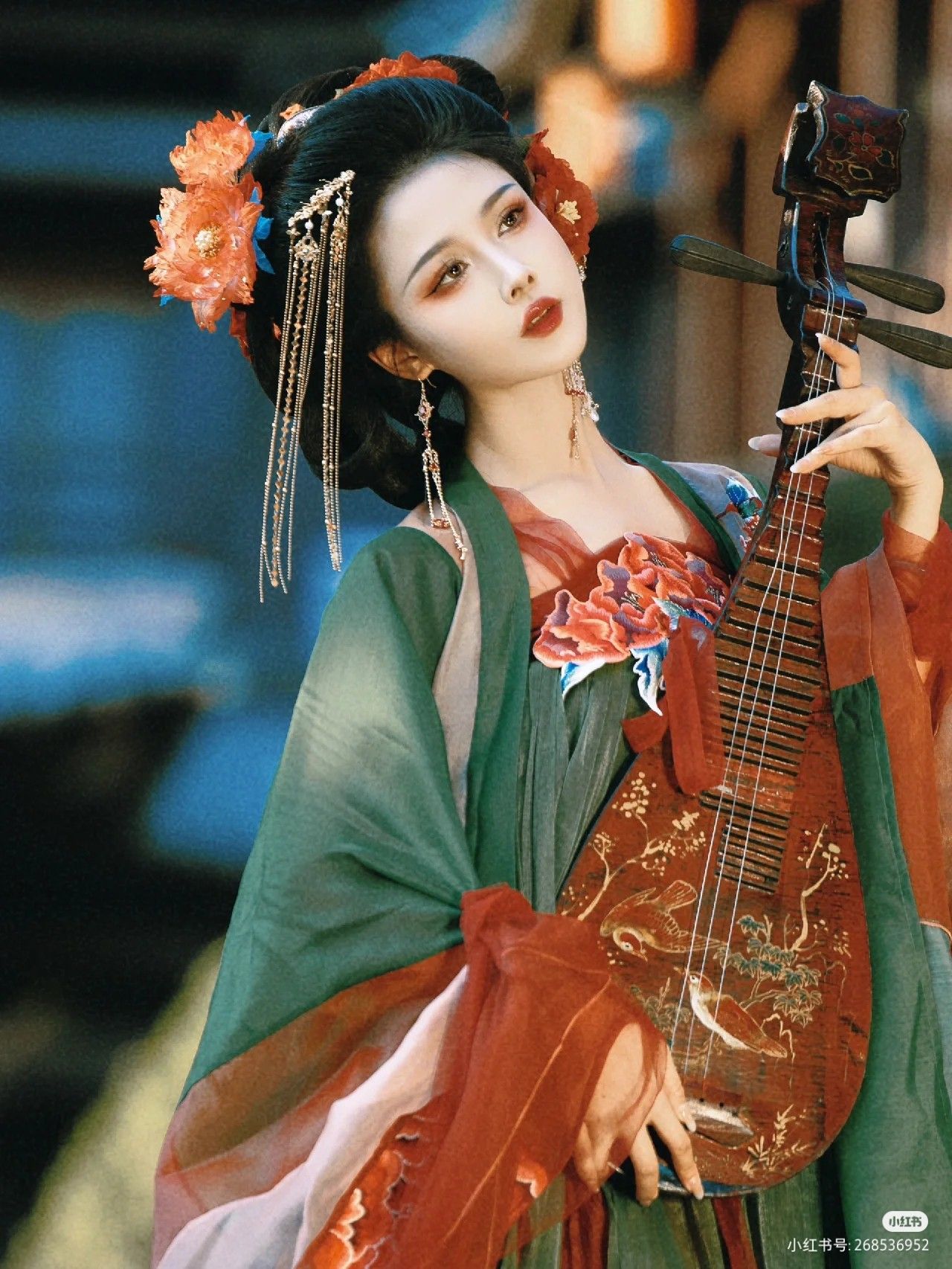Tao Yumeis Cheongsam:The Essence of Silk Beauty Tao Yumeis Cheongsam:The Essence of Silk Beauty