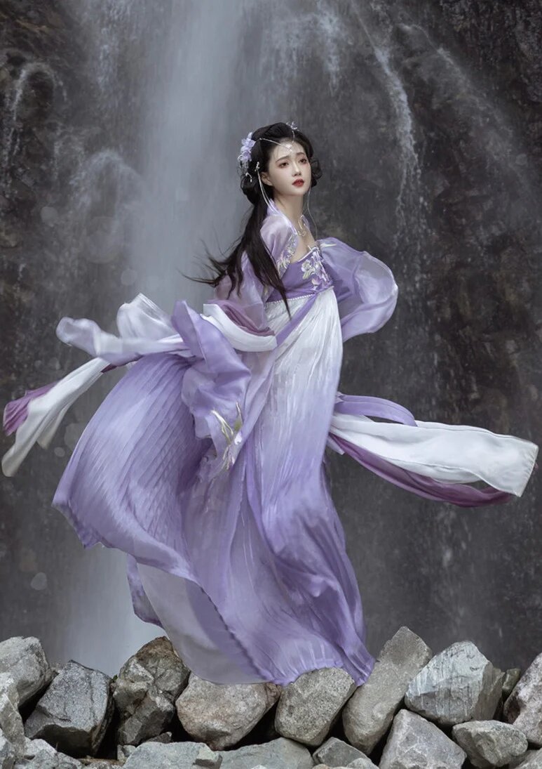 Light-Colored Flower Cheongsam:A Blend of Tradition and Elegance Light-Colored Flower Cheongsam:A Blend of Tradition and Elegance
