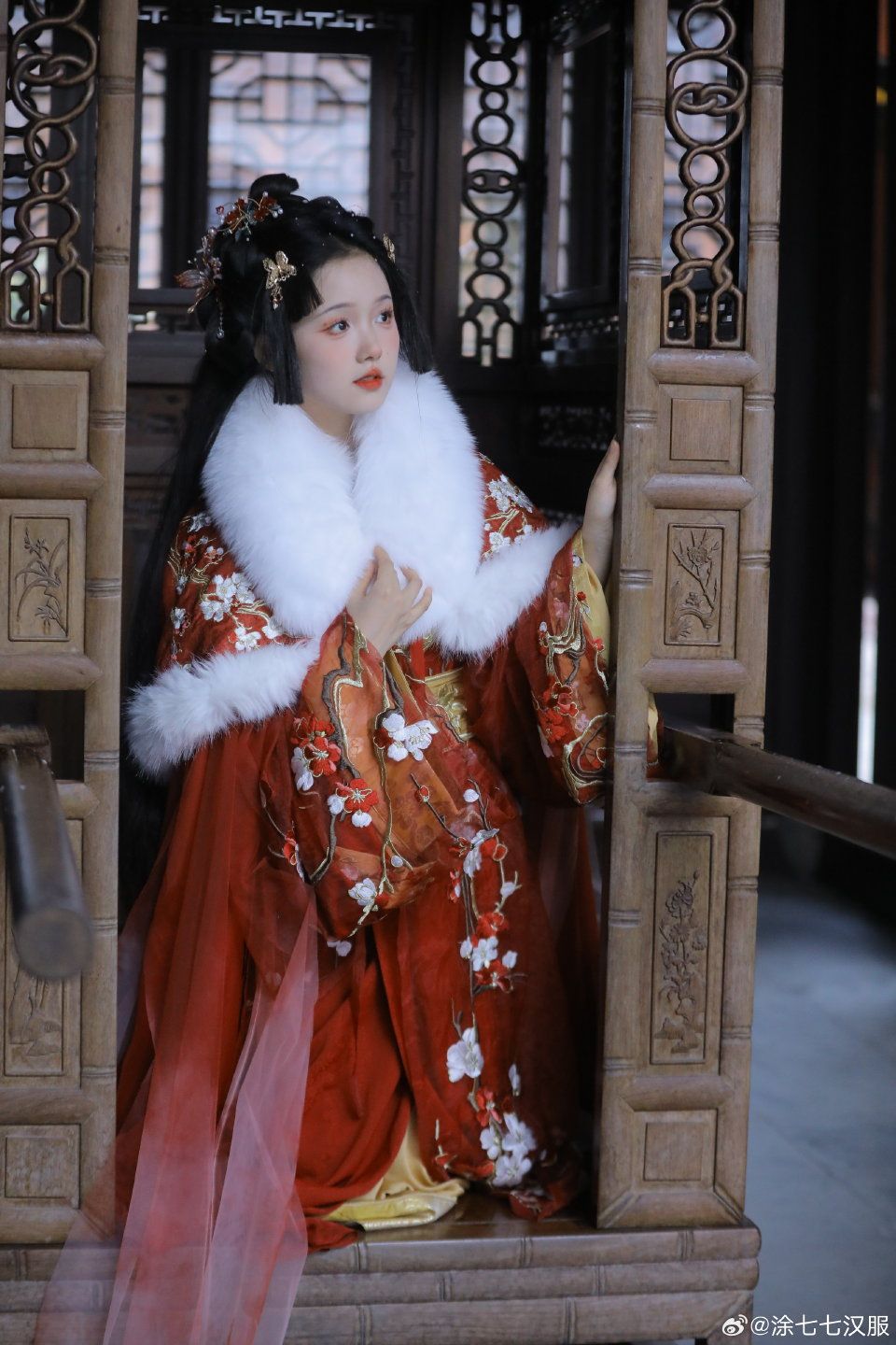The Story of a Student in a Bone-Eroded Cheongsam The Story of a Student in a Bone-Eroded Cheongsam