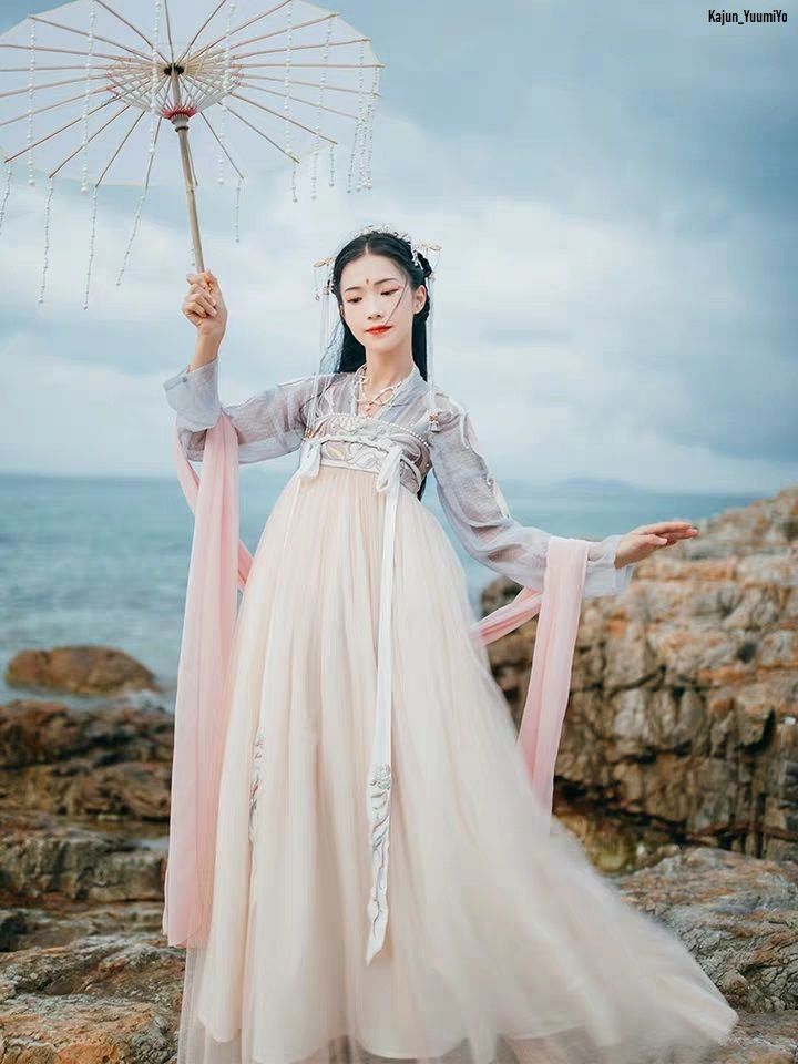 Youthful Bloom:The 20-Year-Old Qipao-Wearing Girl Youthful Bloom:The 20-Year-Old Qipao-Wearing Girl