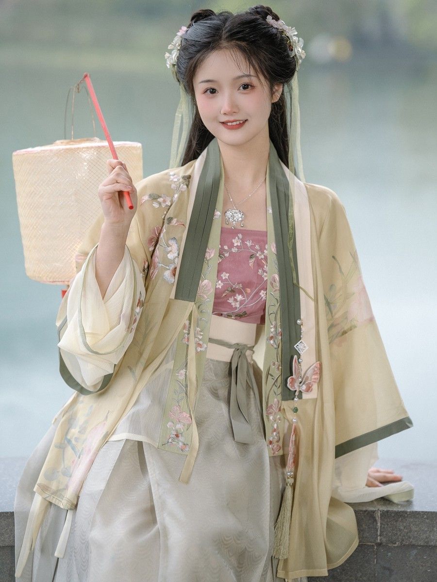 Enhanced Thickness in Traditional Hanfu Clothing:The Revival of a Timeless Style Enhanced Thickness in Traditional Hanfu Clothing:The Revival of a Timeless Style