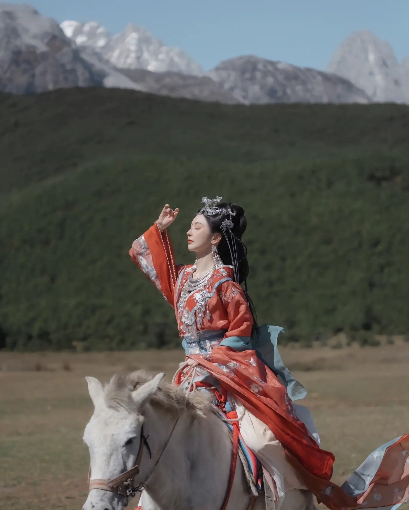Reimagining the Short-Style Cheongsam for Modern Women Reimagining the Short-Style Cheongsam for Modern Women