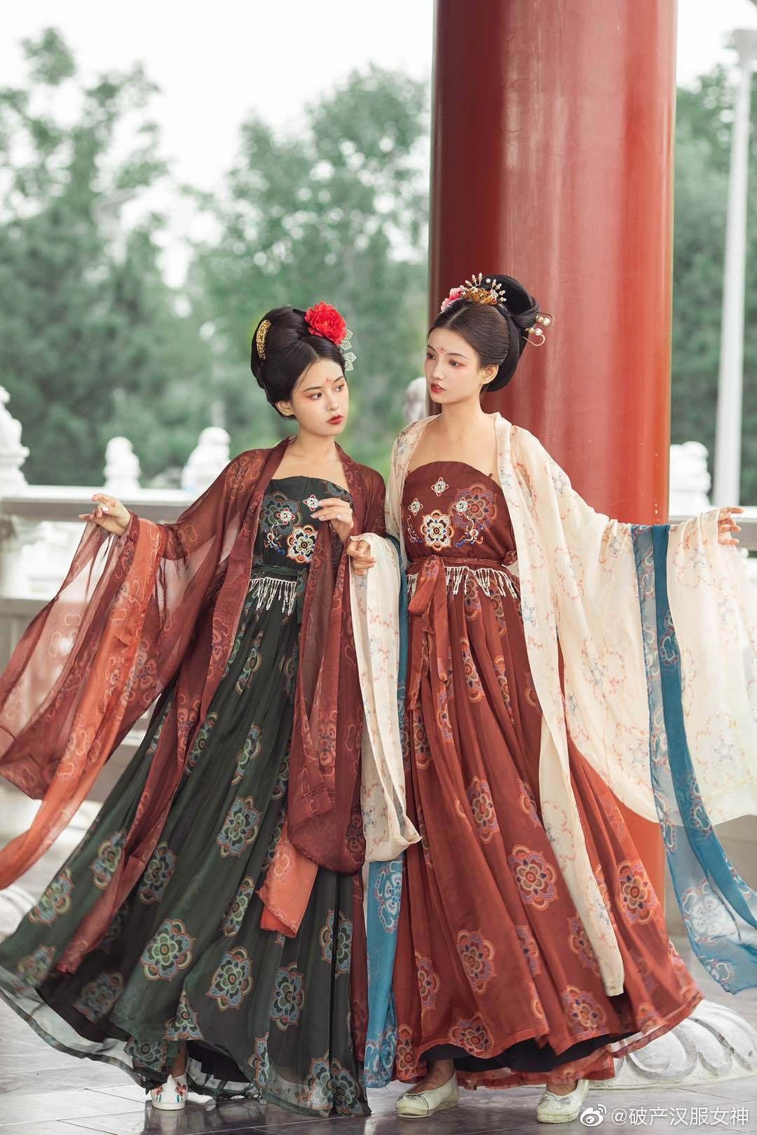 The Elegance of Traditional Tang-Style Cheongsam Women The Elegance of Traditional Tang-Style Cheongsam Women