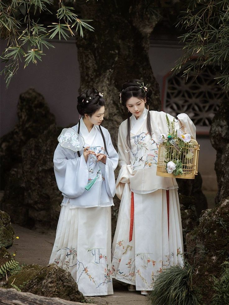 Traditional Chinese Wedding Gowns:The Splendor of Hanfu for a Union of Love Traditional Chinese Wedding Gowns:The Splendor of Hanfu for a Union of Love