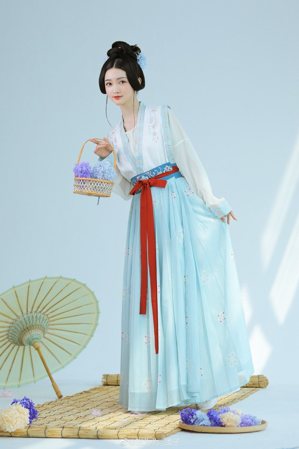 The Enigma of the Neck-Hanging Red Cheongsam:A Cultural Icon of Chinese Elegance The Enigma of the Neck-Hanging Red Cheongsam:A Cultural Icon of Chinese Elegance