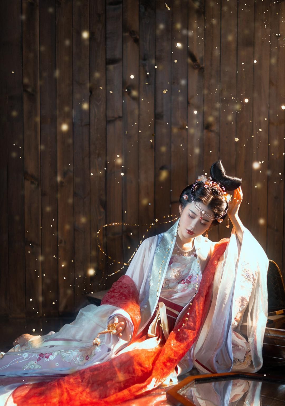 Night Shanghai:The Cheongsam as a Stage of Cultural Evolution Night Shanghai:The Cheongsam as a Stage of Cultural Evolution
