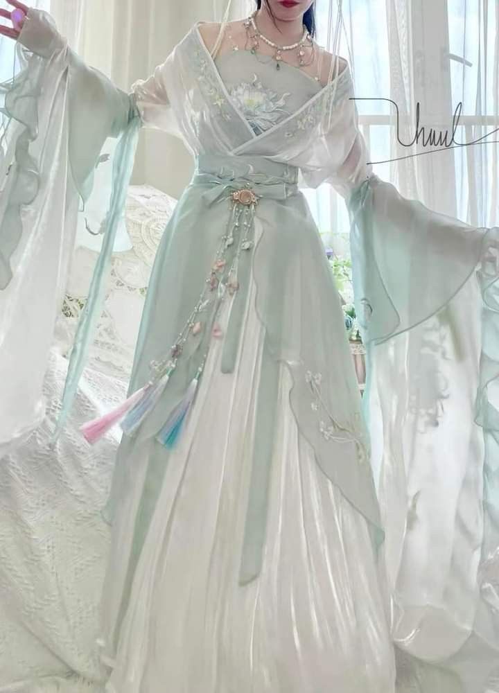 Mo Chen Yan Yu Original Hanfu:The Elegance of Waisted-Length Clothing in a World of Ink and Rain Mo Chen Yan Yu Original Hanfu:The Elegance of Waisted-Length Clothing in a World of Ink and Rain