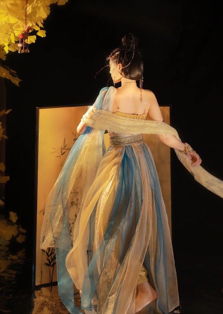 Moon Rabbit Elegance:The New Generation of Traditional Hanfu Fashion Moon Rabbit Elegance:The New Generation of Traditional Hanfu Fashion