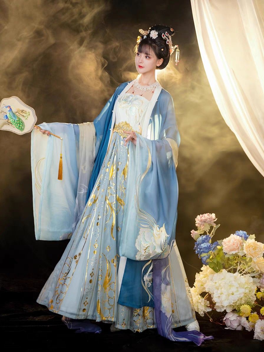 Latest Trends in Cheongsam-Inspired Long-Skirted Evening Gowns Latest Trends in Cheongsam-Inspired Long-Skirted Evening Gowns
