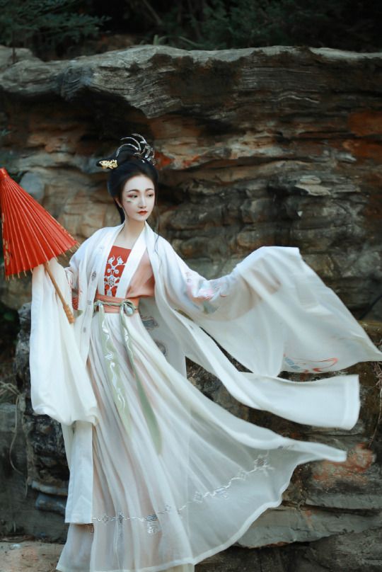 Beginners Guide to Styling Hair into Traditional Hanfu Buns and Knots with Fake Hair Caps Beginners Guide to Styling Hair into Traditional Hanfu Buns and Knots with Fake Hair Caps