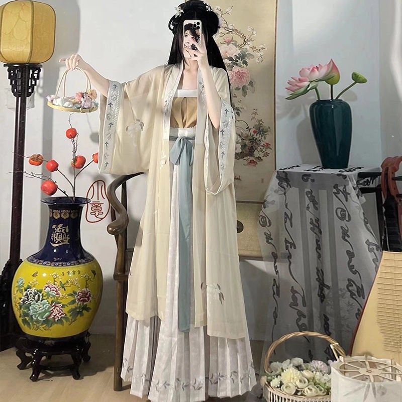 The Cold Charm of Cheongsam in Summer The Cold Charm of Cheongsam in Summer