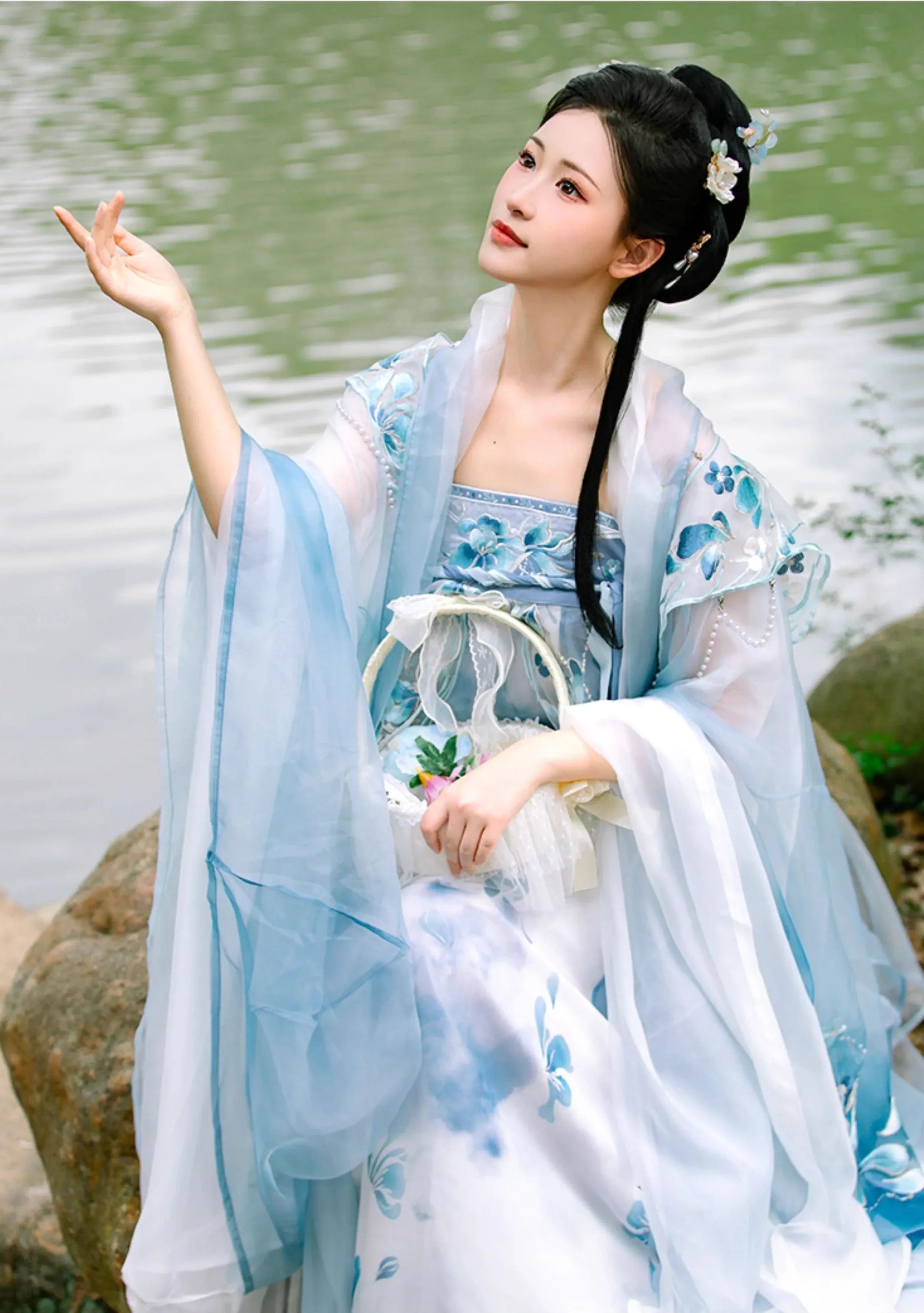 Youthful Elegance:The New Generation of Tangzhuang Womens Ensemble Youthful Elegance:The New Generation of Tangzhuang Womens Ensemble