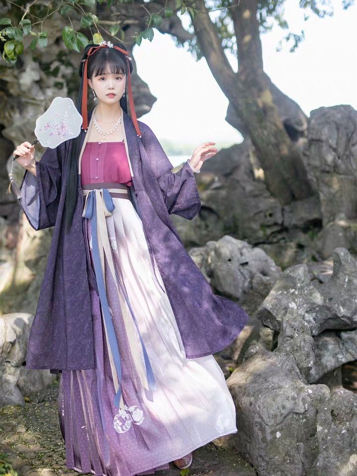 The Revival of Jin-Style Hanfu with Half-Sleeve Design The Revival of Jin-Style Hanfu with Half-Sleeve Design