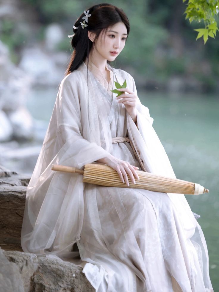 The Splendor of Cheongsam and Fur Shawl:A Blend of Traditional Elegance and Modern Luxury The Splendor of Cheongsam and Fur Shawl:A Blend of Traditional Elegance and Modern Luxury