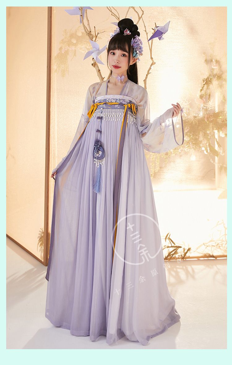 Hanfu Fashion in Xian:A Closer Look at Traditional Chinese Attire Hanfu Fashion in Xian:A Closer Look at Traditional Chinese Attire