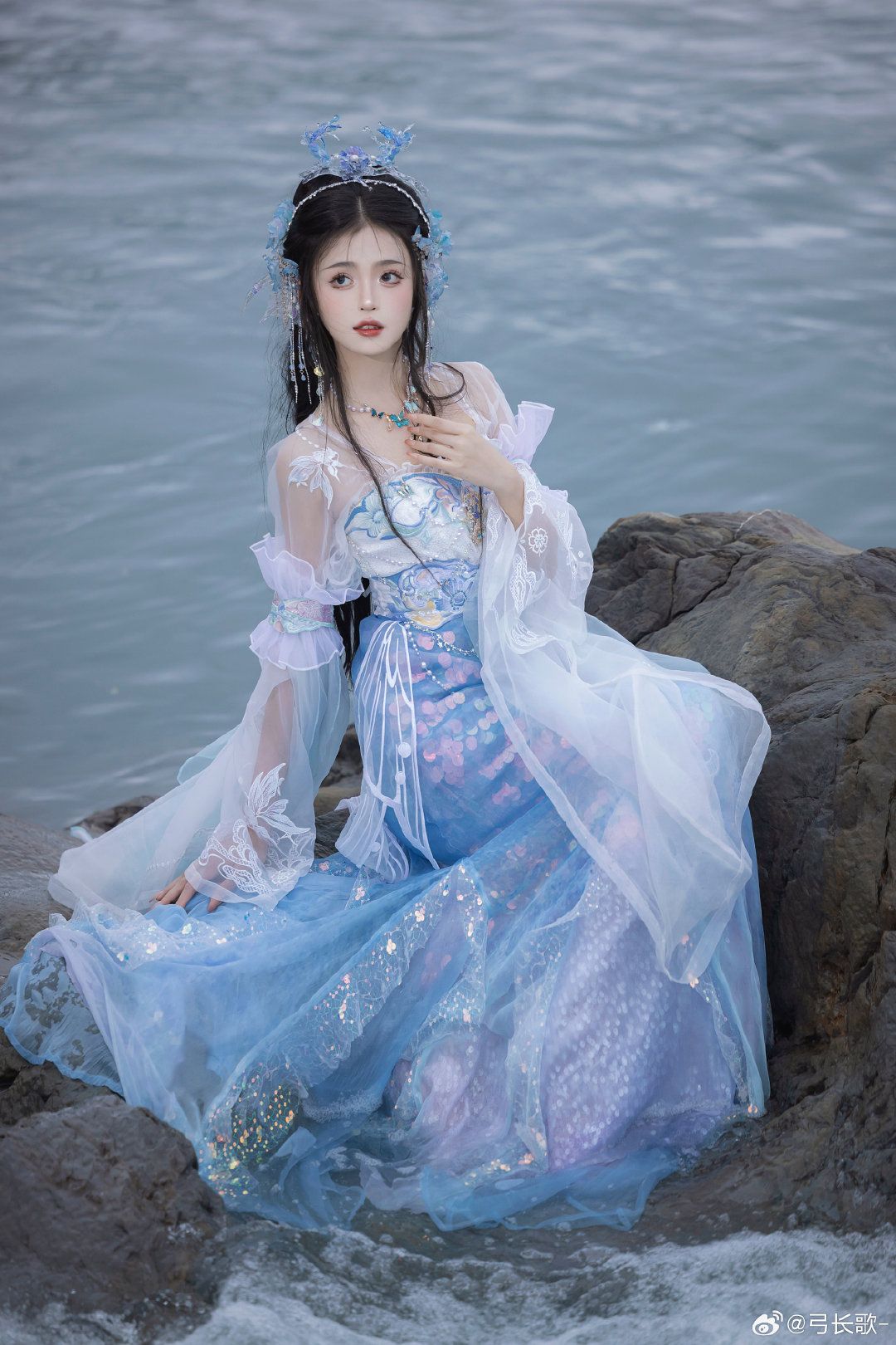 The Elegance of the Ma mian Qun:A Portrait of a Lady in Traditional Chinese Dress The Elegance of the Ma mian Qun:A Portrait of a Lady in Traditional Chinese Dress