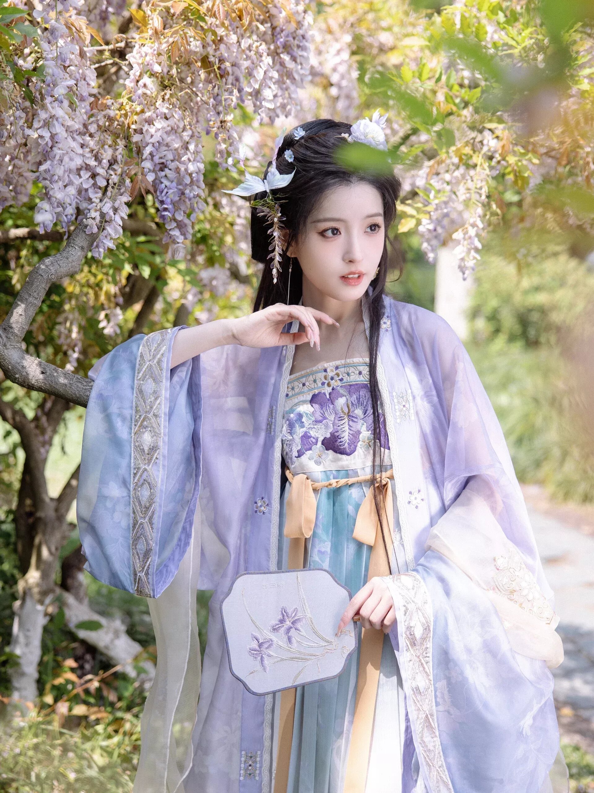 White Moonlight Flowing Through Summer in Hanfu Fashion White Moonlight Flowing Through Summer in Hanfu Fashion