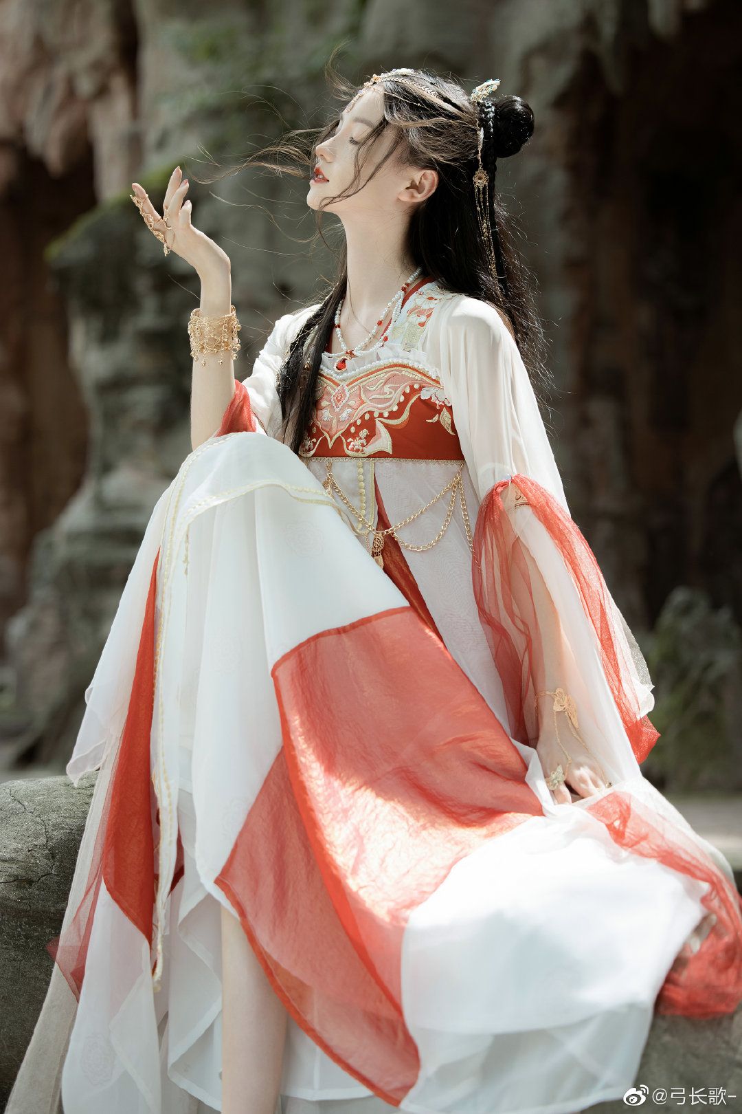 Silk Cheongsam for Girls:Embracing the Traditional Elegance in Modern Times Silk Cheongsam for Girls:Embracing the Traditional Elegance in Modern Times