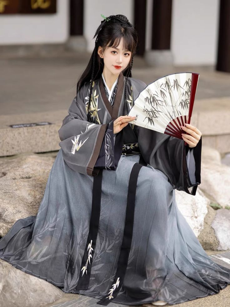 Exploring the Beauty of Large Size Ming-Style Horseface Skirt Exploring the Beauty of Large Size Ming-Style Horseface Skirt