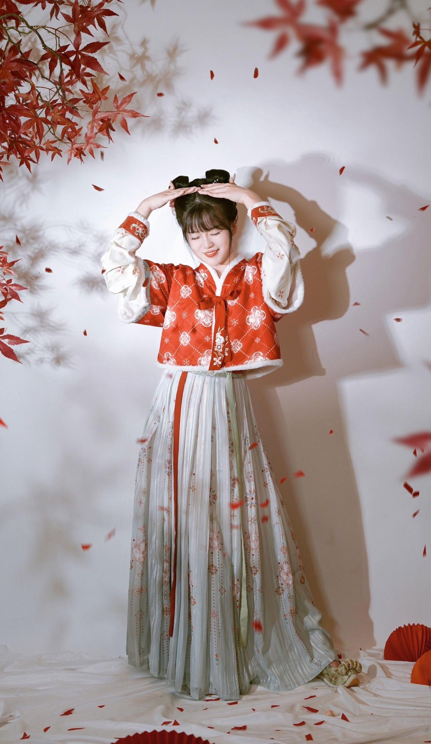 Mid-Sleeve Cheongsam with Checkered Pattern:A Blend of Tradition and Modernity Mid-Sleeve Cheongsam with Checkered Pattern:A Blend of Tradition and Modernity