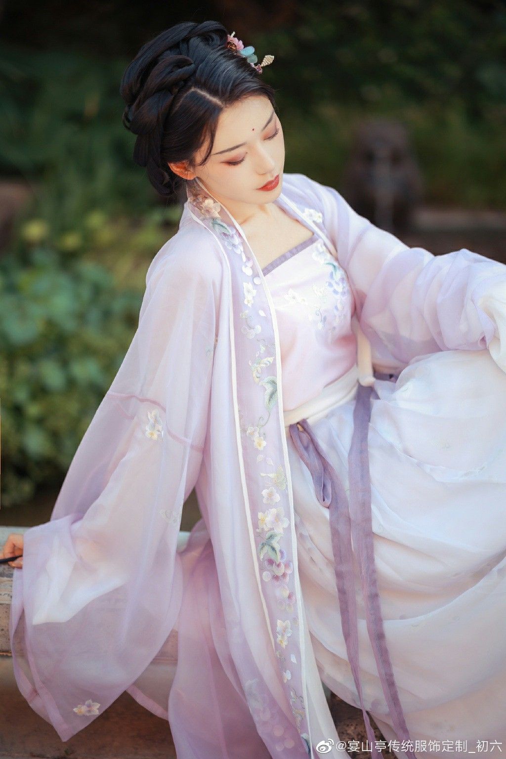 Low-neck Childrens Cheongsam:A Cultural Look into Fashion and Comfort Low-neck Childrens Cheongsam:A Cultural Look into Fashion and Comfort