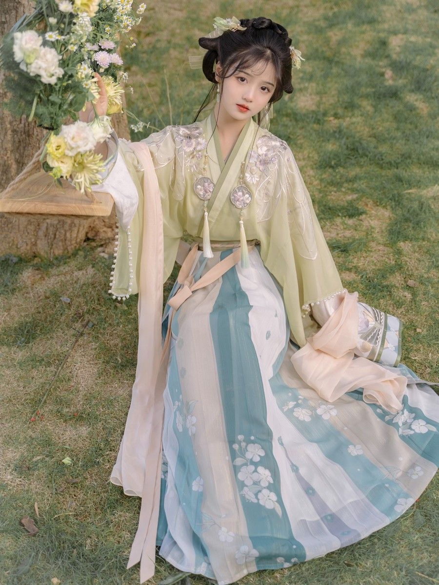 The Story of a Plump Sisters Journey into the World of Mandarin Cheongsam Skirts The Story of a Plump Sisters Journey into the World of Mandarin Cheongsam Skirts
