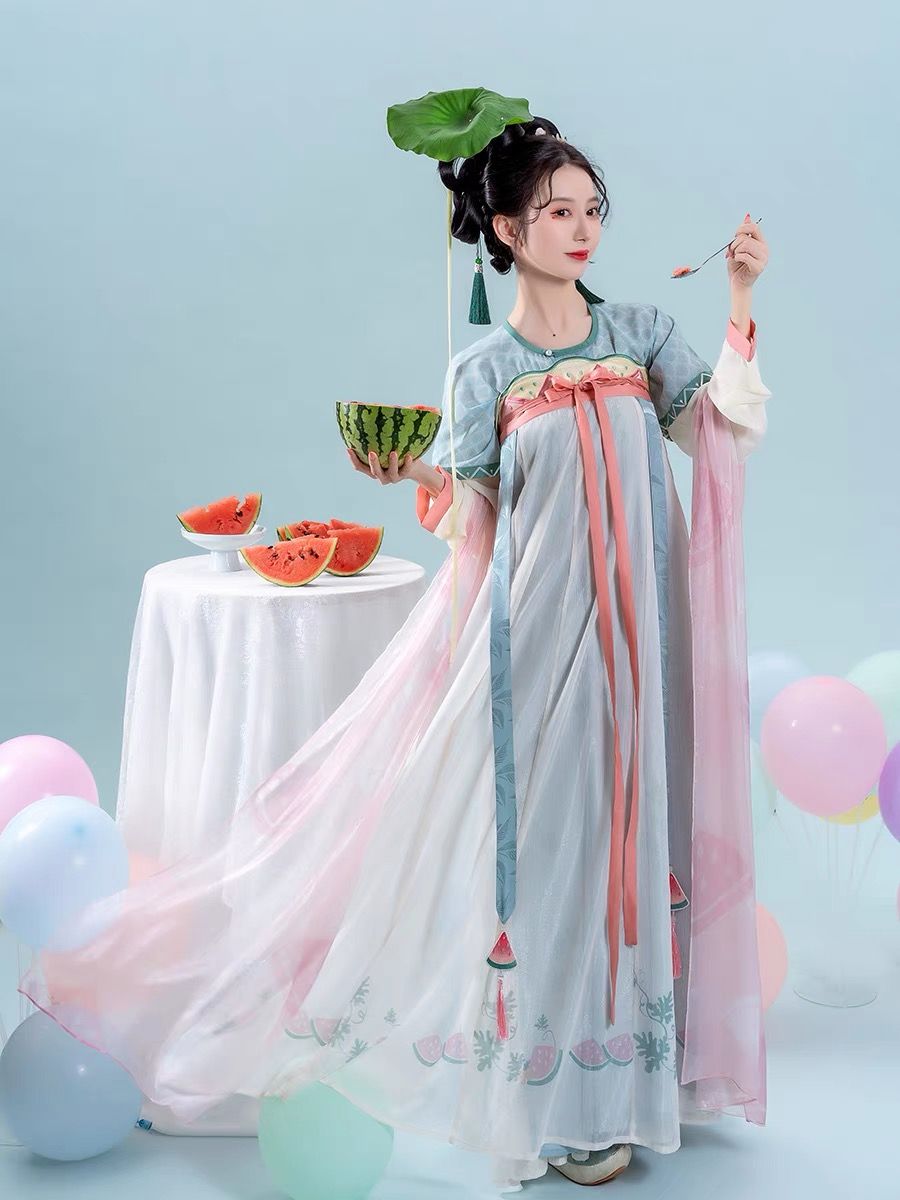 White Splendor:The Splendid Charm of Hanfu in Modern Times White Splendor:The Splendid Charm of Hanfu in Modern Times