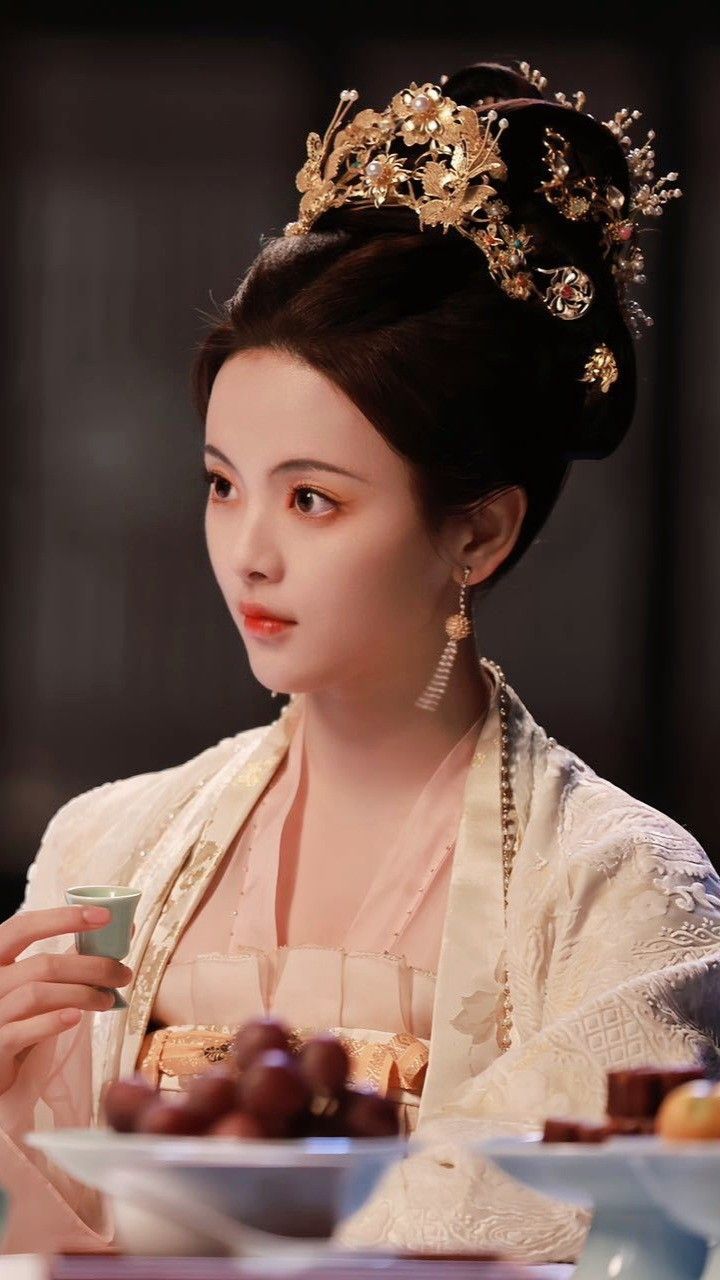 A Girls Journey into the World of Hanfu:The Enchanting Blue A Girls Journey into the World of Hanfu:The Enchanting Blue