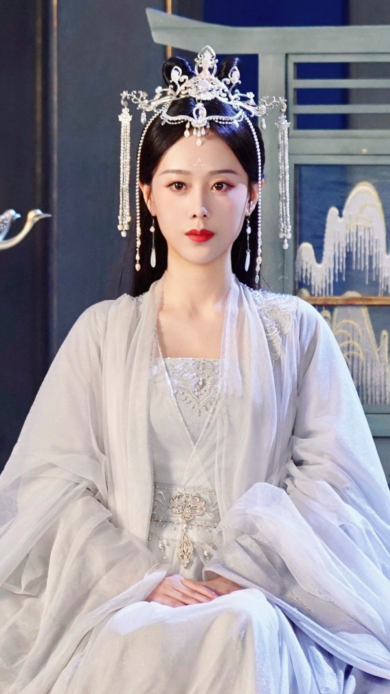 Duned-Style Hanfu Fashion for Girl Children in Dunhuang Duned-Style Hanfu Fashion for Girl Children in Dunhuang