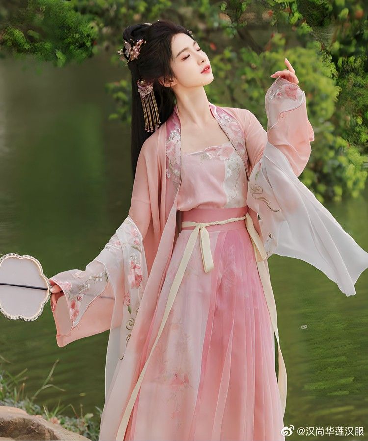 Embracing Warmth through a Smile:The Art of Embroidery in Cheongsam Embracing Warmth through a Smile:The Art of Embroidery in Cheongsam