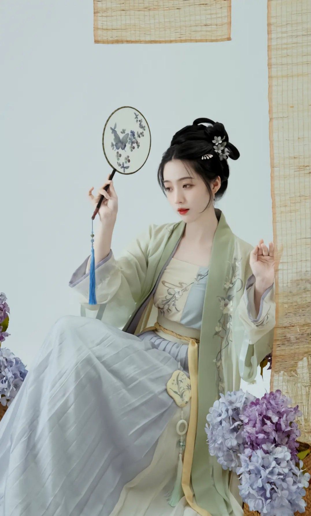 The Splendor of February Red in Traditional Hanfu Fashion The Splendor of February Red in Traditional Hanfu Fashion
