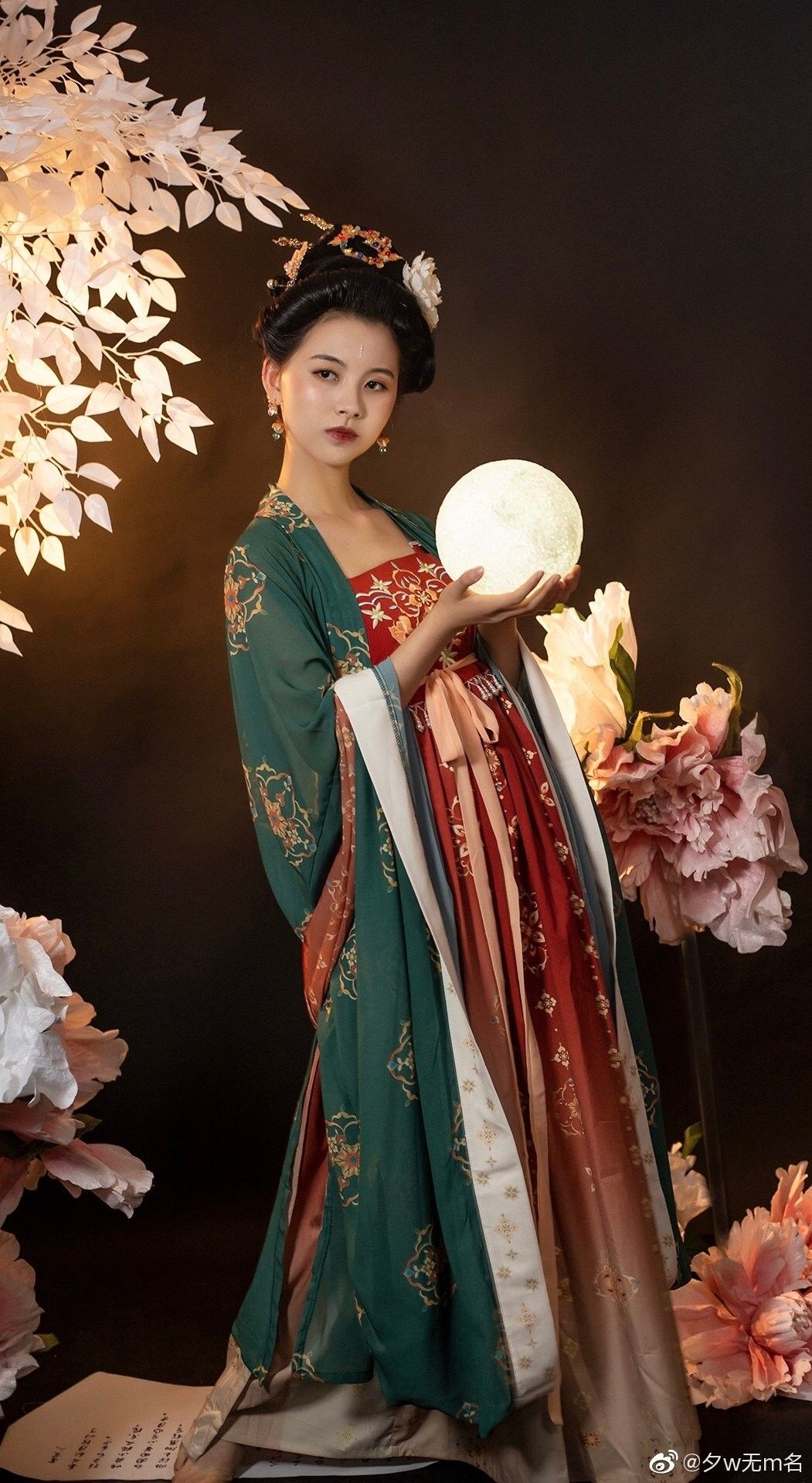 Commuting in Hanfu Fashion:A New Trend in Urban Work Life Commuting in Hanfu Fashion:A New Trend in Urban Work Life